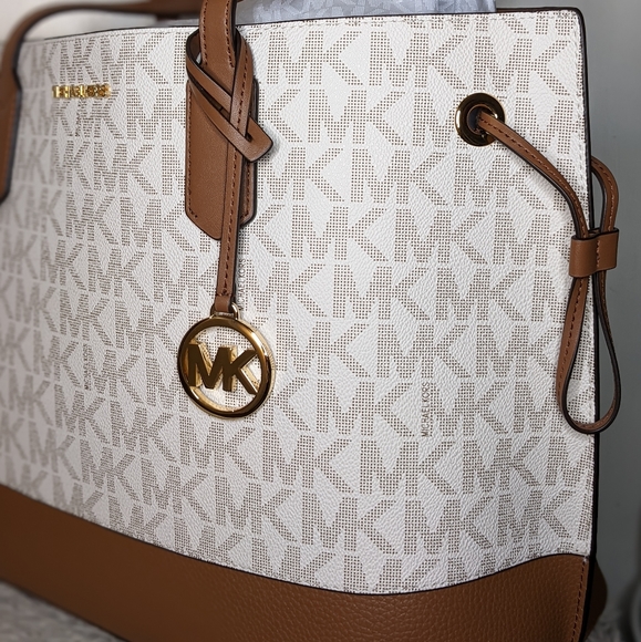 SOLD Michael Kors vanilla Brown drawstring tote - Picture 3 of 10